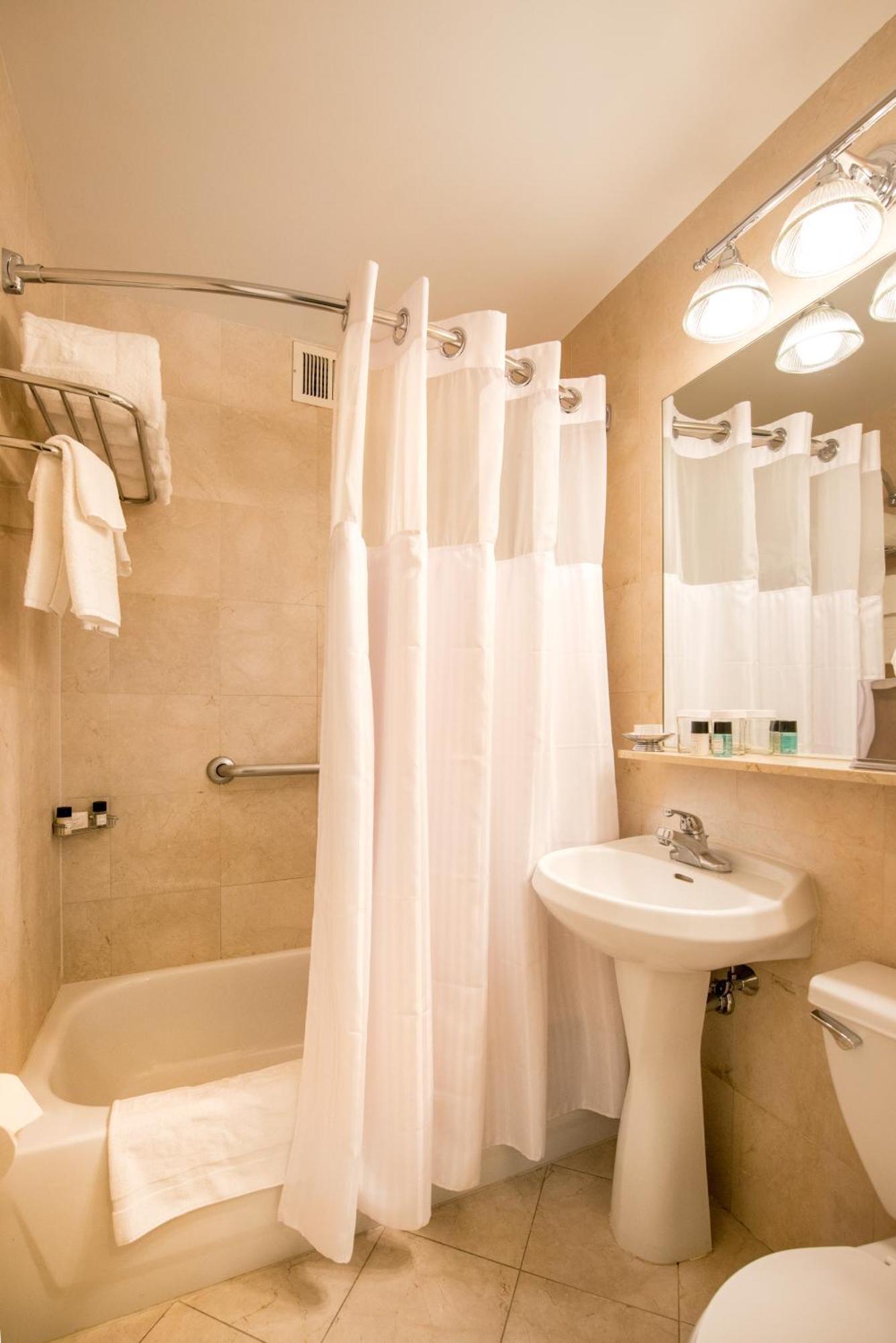One-Bedroom Queen Suite