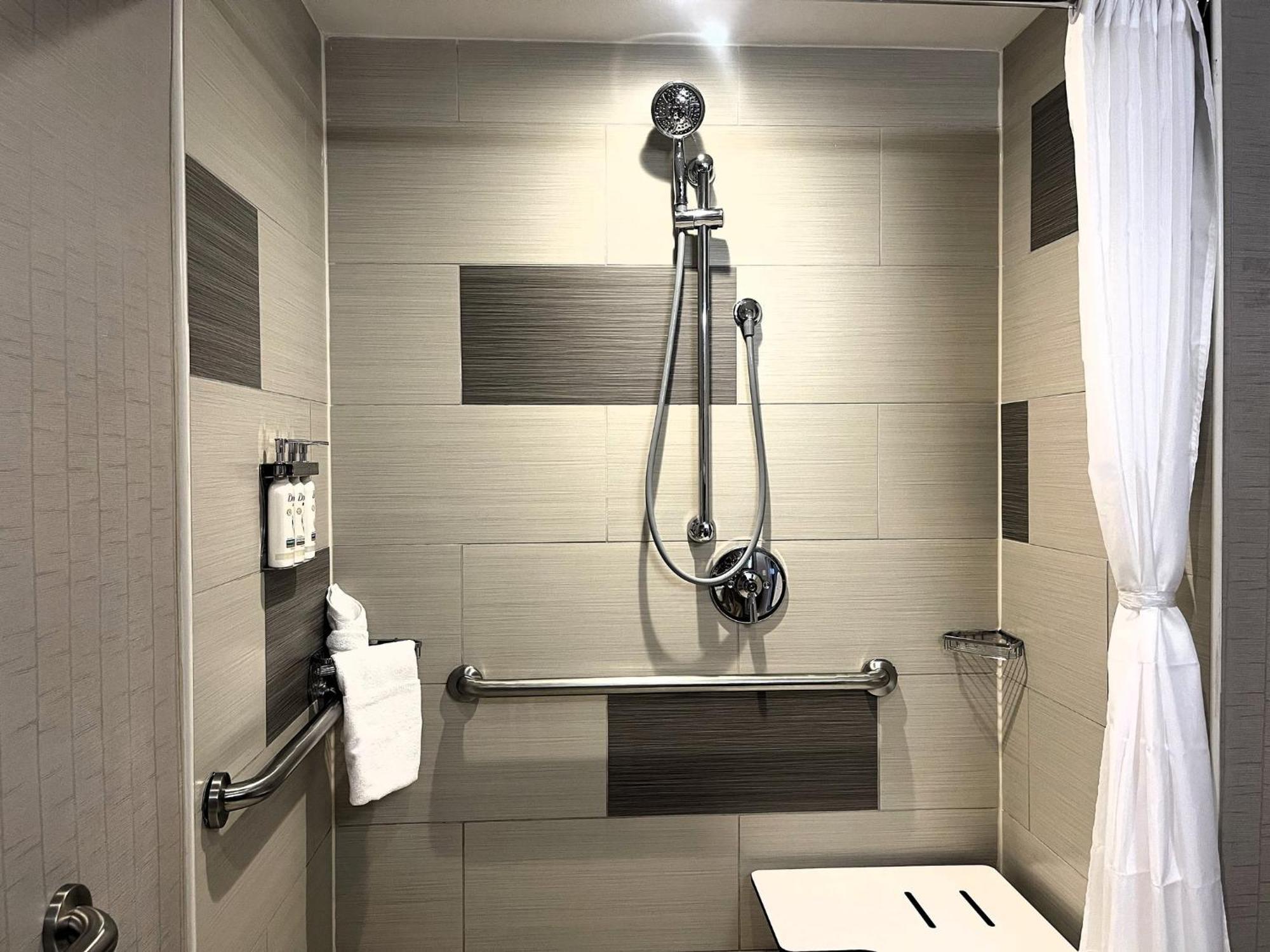 King Room Hearing Accessible Roll Shower,1610837627:JPEG