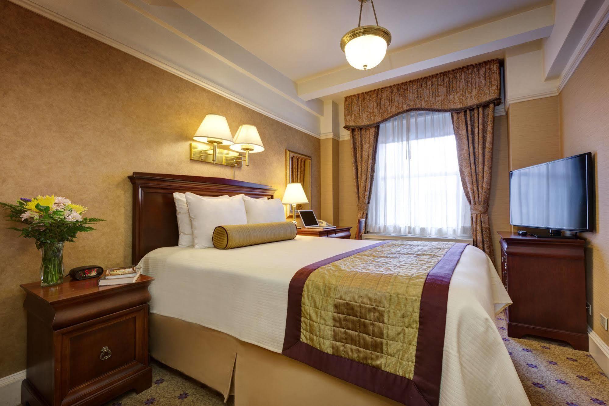 Standard One King Bed,450213819:JPEG