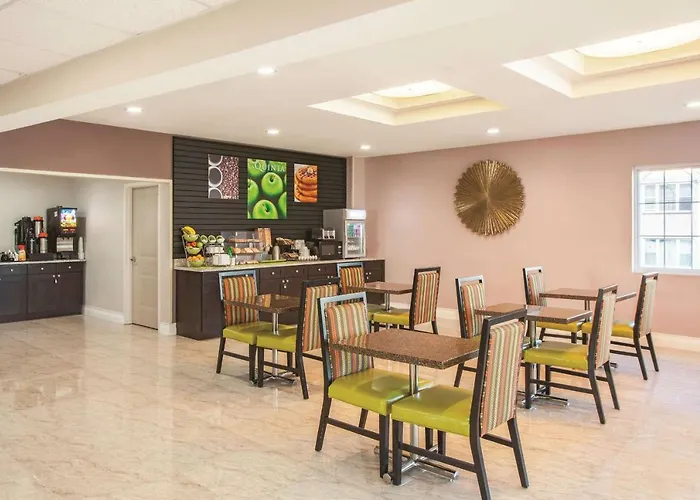 La Quinta Inn & Suites Far Rockaway - Beach Hotel