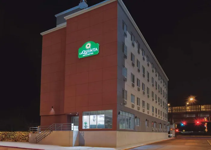 La Quinta Inn & Suites Far Rockaway - Beach Hotel